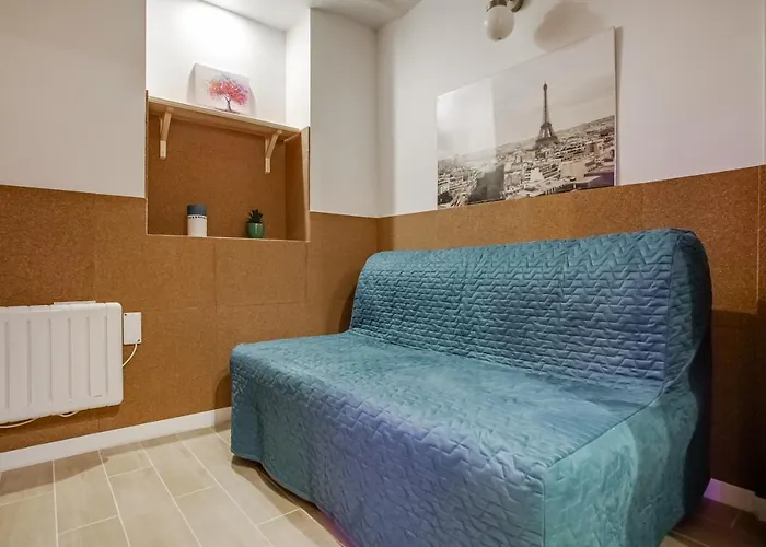 Tiny Duplex With Sauna In The 11 شقة باريس
