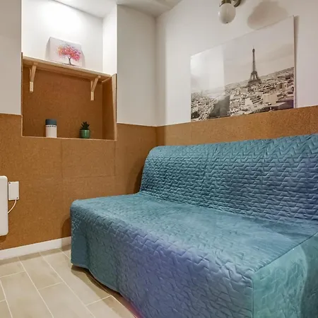 Tiny Duplex With Sauna In The 11 شقة باريس